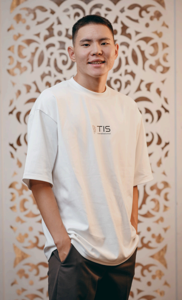 Учитель английского языка Кыргызско-Японской Частной Школы в Бишкеке — Фоярдо Филипп Палиг-Ад