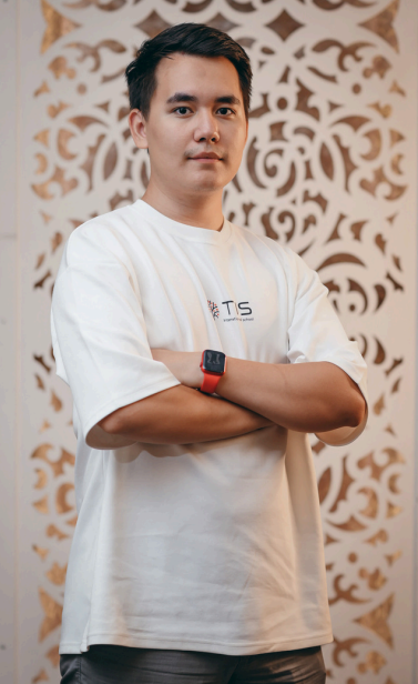 Учитель английского языка Кыргызско-Японской Частной Школы в Бишкеке — Фоярдо Филипп Палиг-Ад