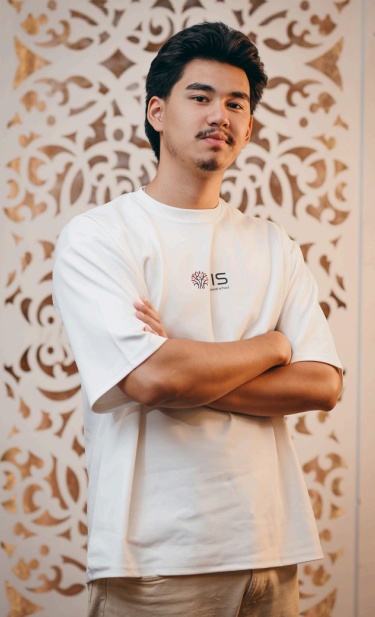 Заместитель директора по учебно-воспитательной работе Кыргызско-Японской Частной Школы — Шейшенбекова Айдай Асанбаевна