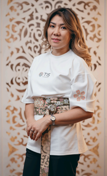 Заместитель директора по начальной школе Кыргызско-Японской Частной Школы — Лайер Анна Валентиновна